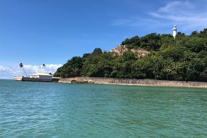 Fortaleza de Tapirandú e morro com o farol