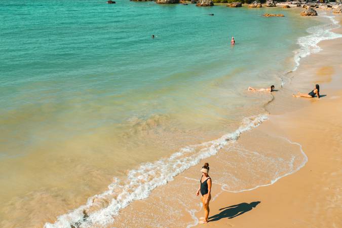 Mar calmo e coqueiros na Segunda Praia